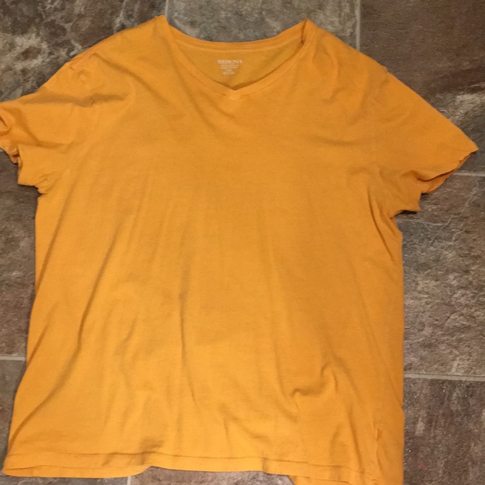 Men’s yellow/orange tee